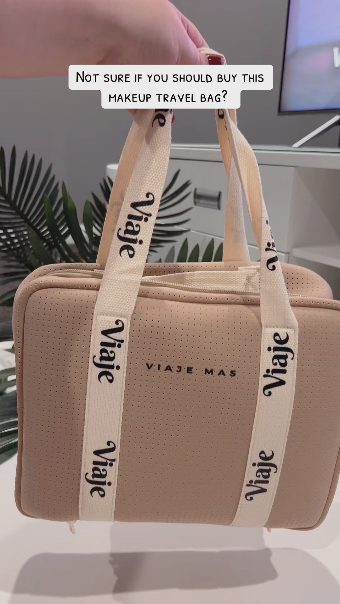 Load video: makeup travel bag made of neoprene material